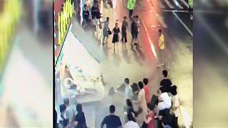 شاهد: لافتة متجر عملاقة تسقط فوق رؤوس المارة في الصين وتقتل ثلاثة أشخاص