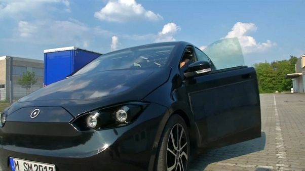 Un'auto che si ricarica al Sole Un'auto che si ricarica al Sole