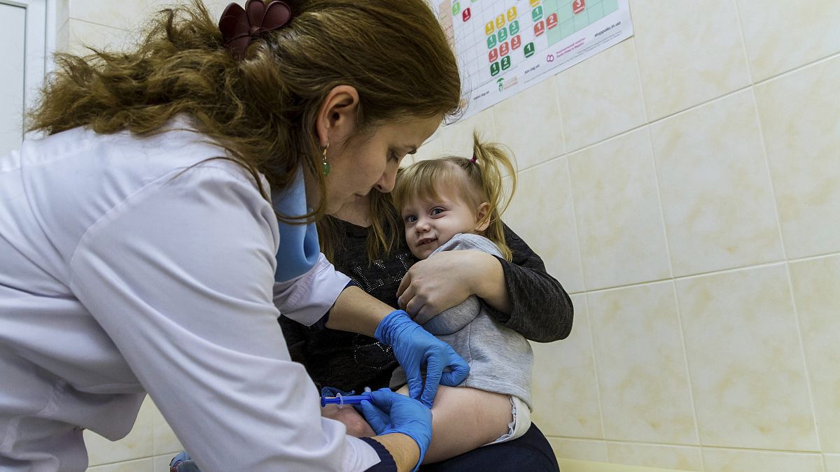 Kislány kanyaró elleni védőoltást kap az egyik háziorvosnál Ungváron