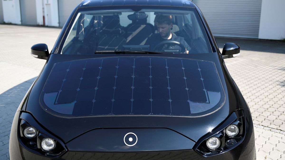 سيارة تعمل بالطاقة الشمسية المُطورة من سونو موتوز بولاية ميونيخ الألمانية
