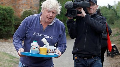 El día que Boris Johnson sirvió té a los periodistas