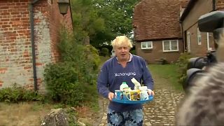 İngiltere'nin eski Dışişleri Bakanı Boris Johnson gazetecilere şortuyla çay ikram etti