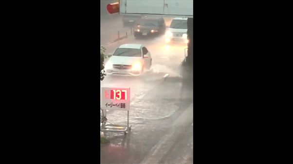 Tempestade de verão inundou ruas de Tóquio Tempestade de verão inundou ruas de Tóquio