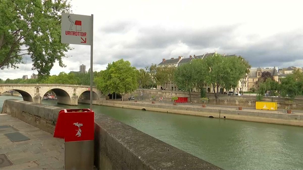 Parigi, orinatoi nel centro storico, ma almeno sono eco-friendly