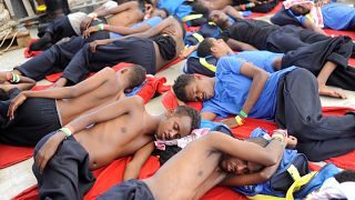 Migrantes a descansar a bordo do navio Aquarius