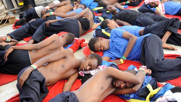 Migrantes a descansar a bordo do navio Aquarius Migrantes a descansar a bordo do navio Aquarius