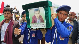 Yemen, in migliaia ai funerali dei 40 bambini uccisi in un raid della Coalizione araba