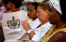 Cubana assiste a um debate sobre novo projeto de Constituição de Cuba
