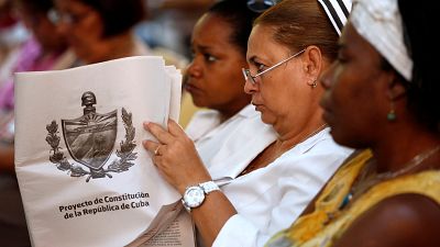 Cubana assiste a um debate sobre novo projeto de Constituição de Cuba