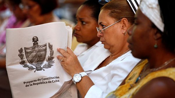 Cubana assiste a um debate sobre novo projeto de Constituição de Cuba Cubana assiste a um debate sobre novo projeto de Constituição de Cuba