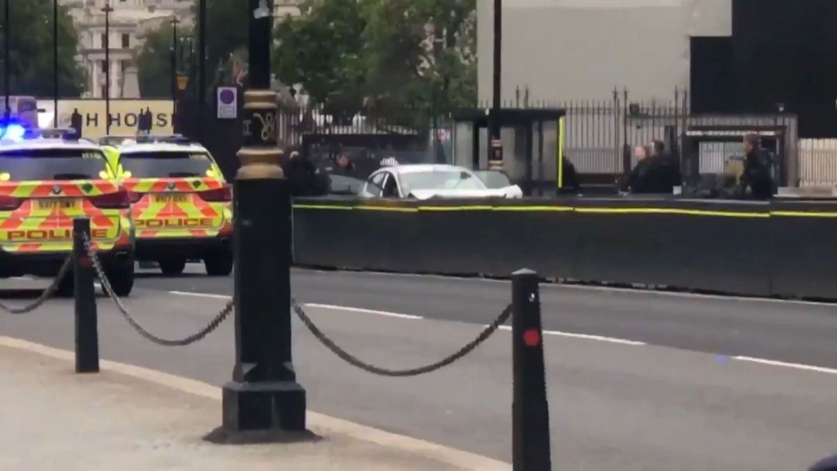 Terrortámadásként kezelik a brit parlamentnek hajtó autót