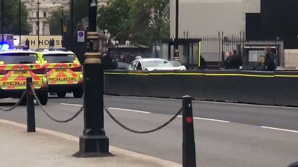 Terrortámadásként kezelik a brit parlamentnek hajtó autót Terrortámadásként kezelik a brit parlamentnek hajtó autót
