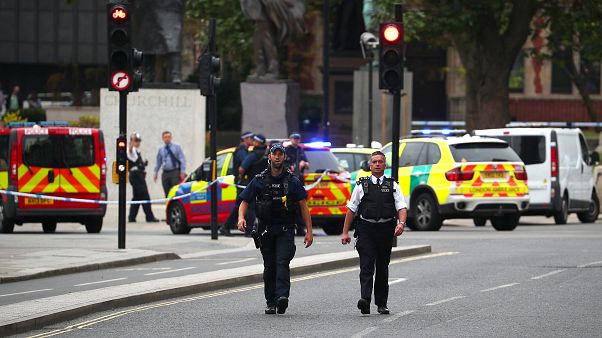 İngiltere Parlamentosu önündeki kaza sonrası Londra alarmda İngiltere Parlamentosu önündeki kaza sonrası Londra alarmda