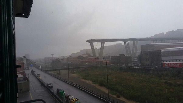 Colapso de viaduto faz pelo menos 30 mortos Colapso de viaduto faz pelo menos 30 mortos