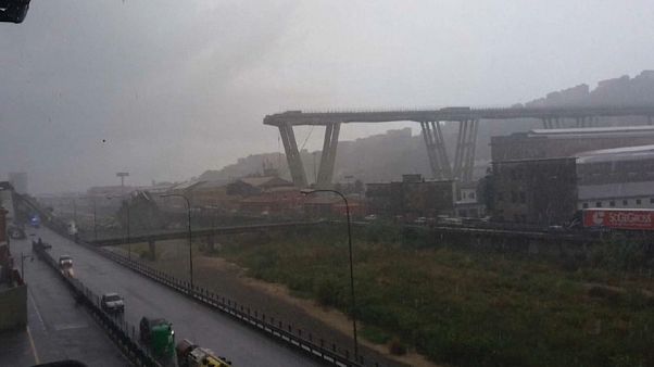 İtalya'da köprü çöktü, en az 22 kişi hayatını kaybetti İtalya'da köprü çöktü, en az 22 kişi hayatını kaybetti