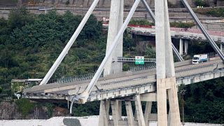 30 قتيلا على الأقل إثر انهيار جسر للسيارات في جنوة الإيطالية