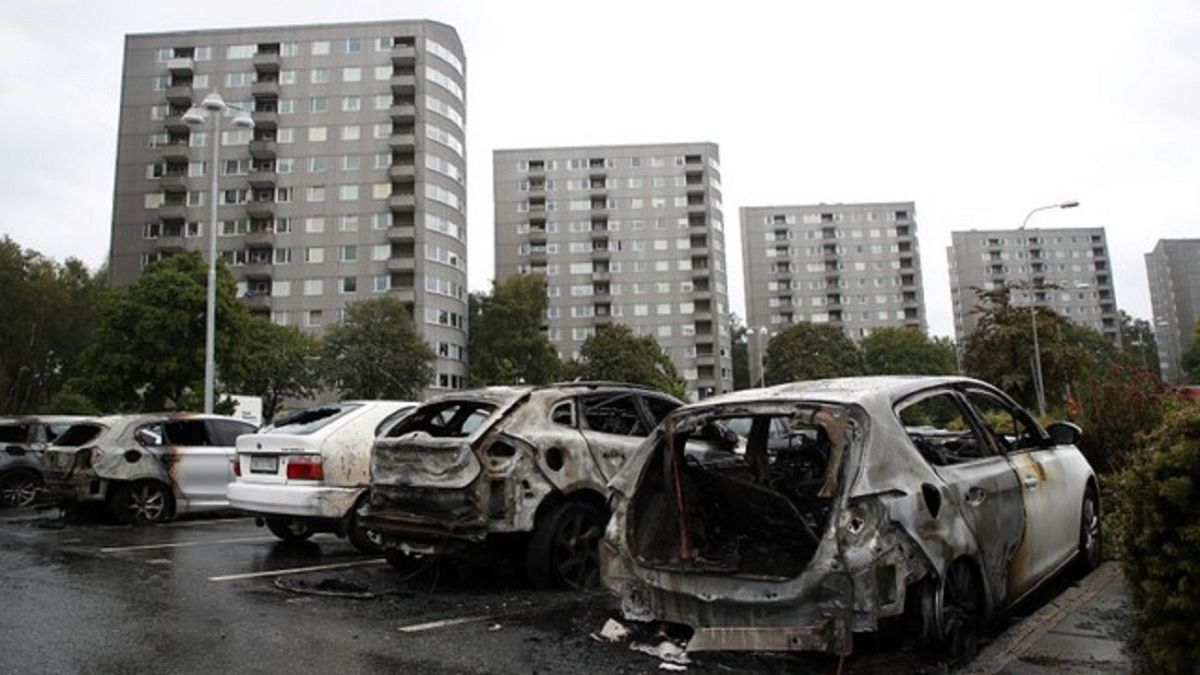 Σουηδία: Nεαροί πυρπόλησαν τουλάχιστον 100 αυτοκίνητα