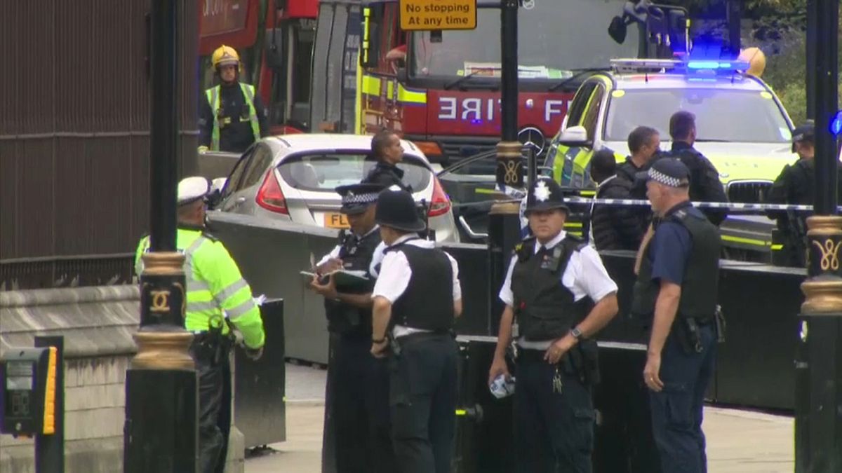 Лондон снимает баррикады возле парламента