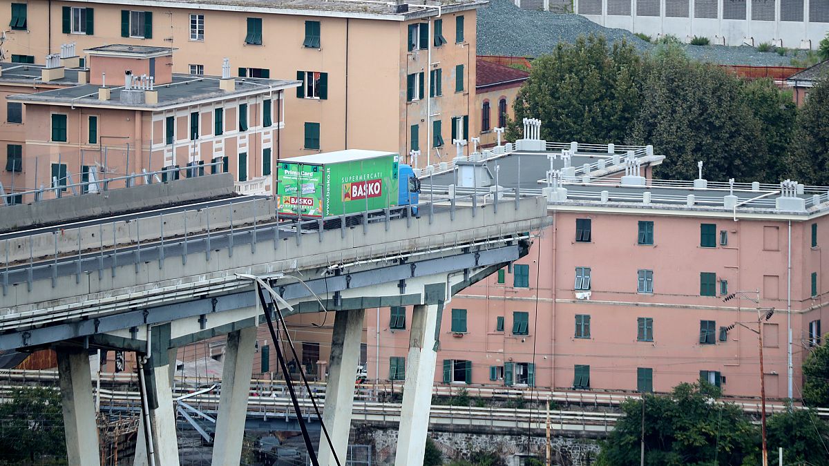 Le immagini e i video del crollo del ponte Morandi
