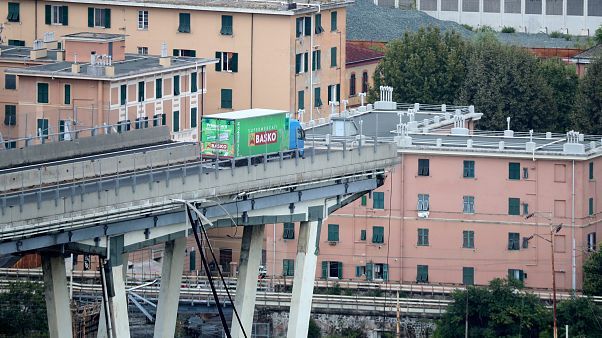 Le immagini e i video del crollo del ponte Morandi Le immagini e i video del crollo del ponte Morandi