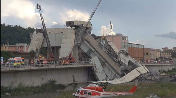 Colapso de ponte faz pelo menos 35 mortos Colapso de ponte faz pelo menos 35 mortos