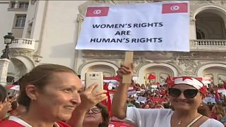 نساء تونسيات خلال المسيرة في شارع الحبيب بورقيبة