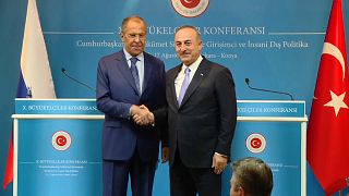 وزير خارجية تركيا يلتقي نظيره الروسي.. تنددٌ بالعقوبات الأمريكية وسعيٌّ لحل بشأن إدلب 