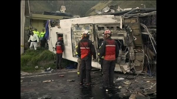 Ecuador permanece sumido en la tragedia tras un nuevo accidente de autobús Ecuador permanece sumido en la tragedia tras un nuevo accidente de autobús