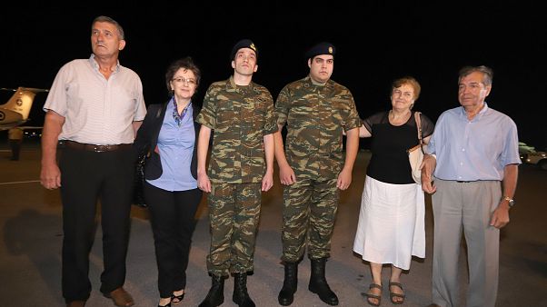 Στην πατρίδα οι Έλληνες στρατιωτικοί Στην πατρίδα οι Έλληνες στρατιωτικοί