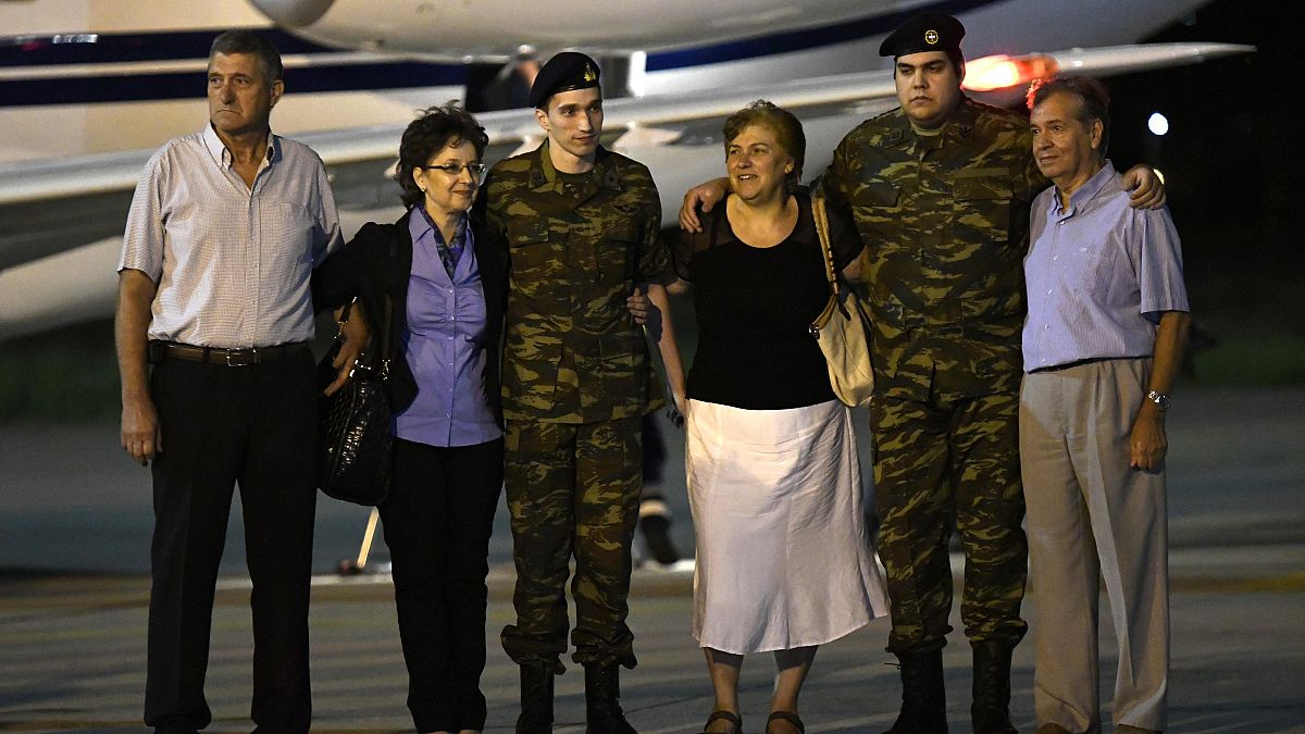 Турция освободила греческих солдат