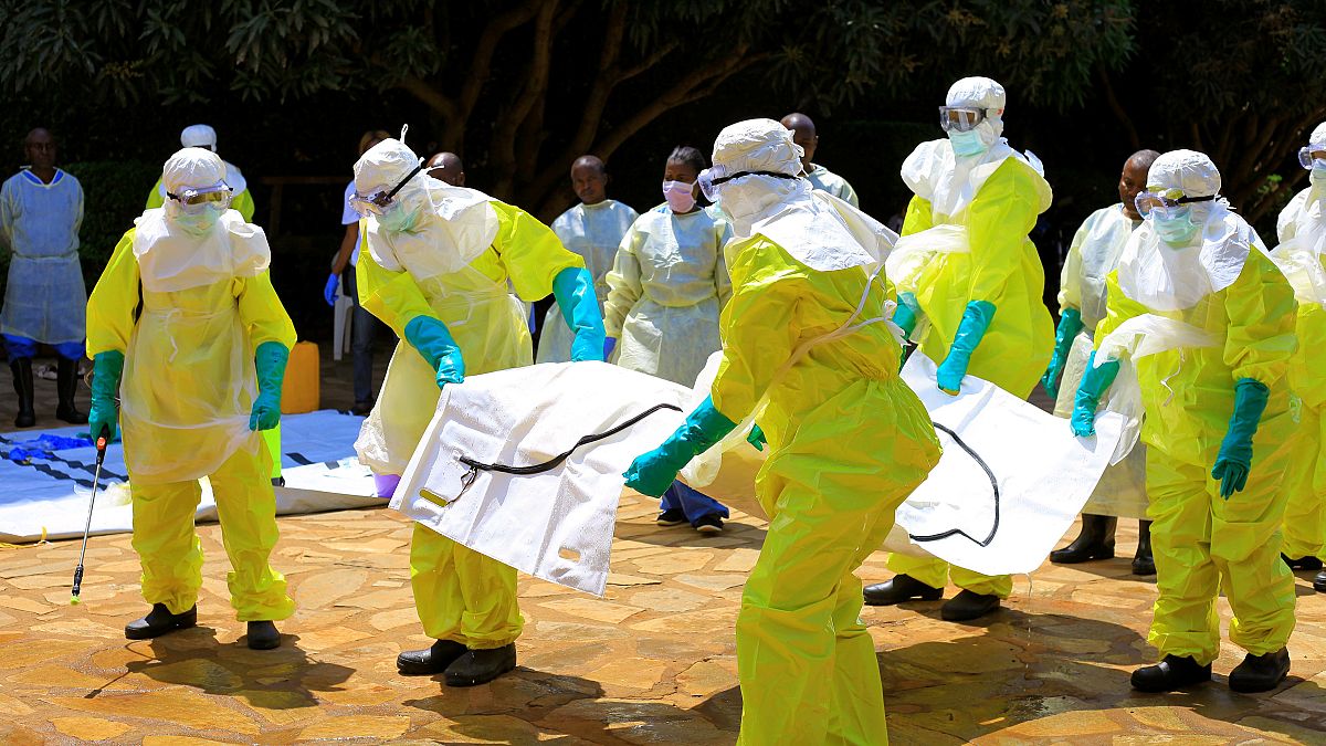 Ebola virüsü tatbikatı yapan sağlık görevlileri