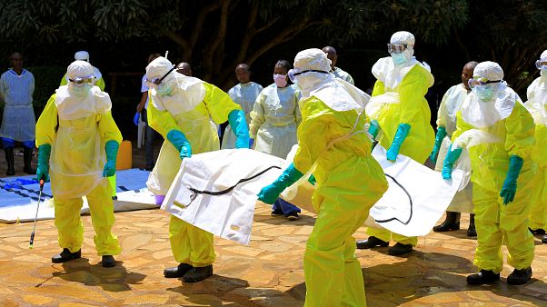Ebola virüsü tatbikatı yapan sağlık görevlileri Ebola virüsü tatbikatı yapan sağlık görevlileri