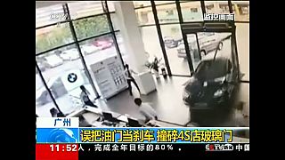 شاهد: ذهب لشراء سيارة فحطم معرض السيارات في الصين