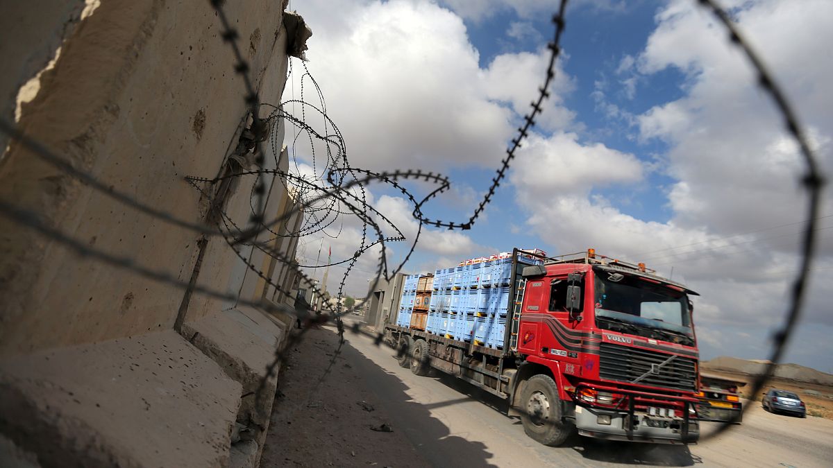 شاحنة تحمل بضائع تصل معبر كرم أبو سالم بقطاع غزة يوم الأربعاء