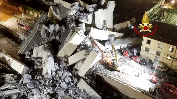 استمرار عمليات البحث عن ناجين محتملين من حادث انهيار جسر جنوة استمرار عمليات البحث عن ناجين محتملين من حادث انهيار جسر جنوة