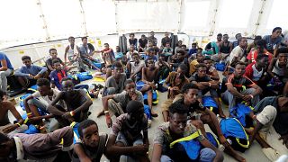مهاجرون بعد انقاذهم قبالة ساحل ليبيا يوم الجمعة. 