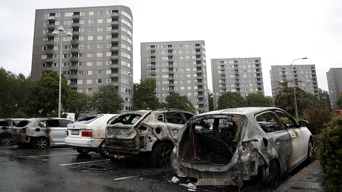 İsveç'de 100'den fazla araç kundaklandı, kaçan 1 şüpheli Türkiye'de yakalandı