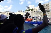 Nave Aquarius sbarca a Malta i 141 migranti soccorsi cinque giorni fa