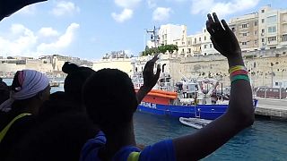 Nave Aquarius sbarca a Malta i 141 migranti soccorsi cinque giorni fa