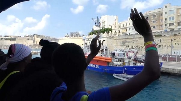Nave Aquarius sbarca a Malta i 141 migranti soccorsi cinque giorni fa Nave Aquarius sbarca a Malta i 141 migranti soccorsi cinque giorni fa