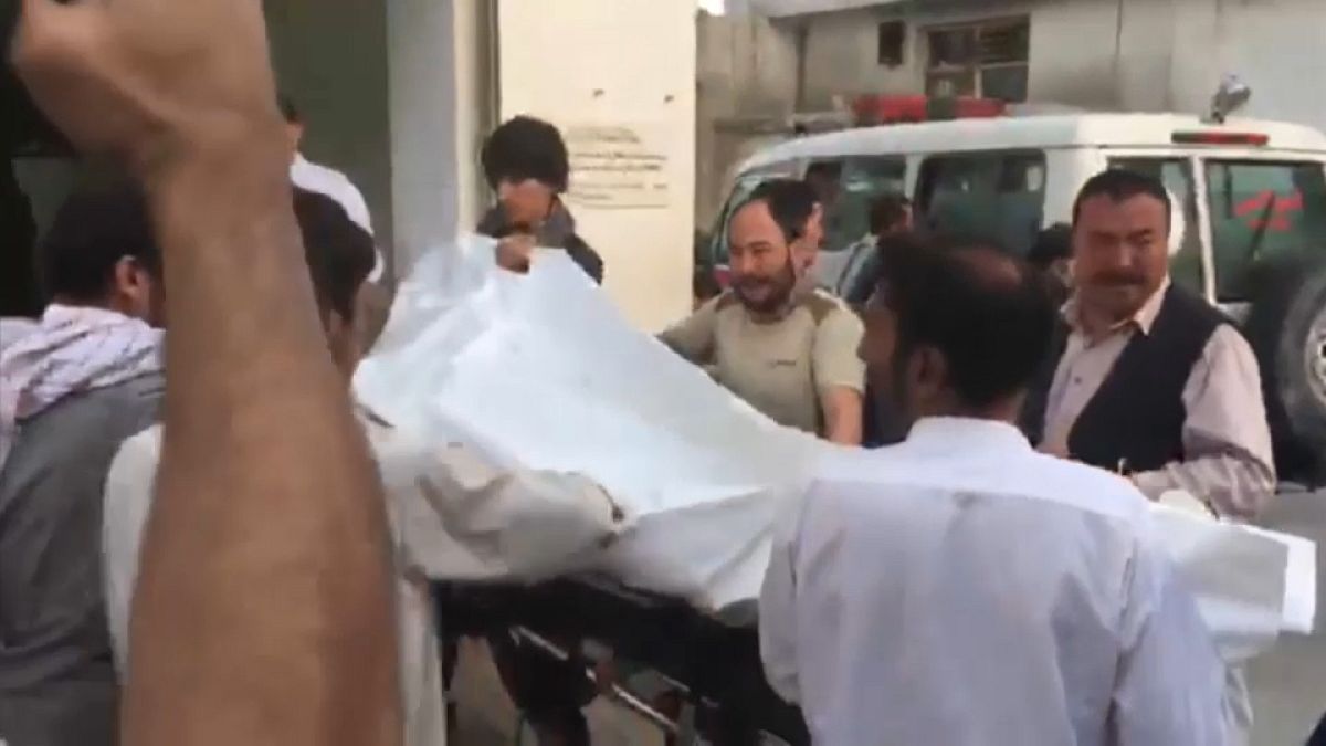 Dezenas de mortos em ataque suicida em Cabul