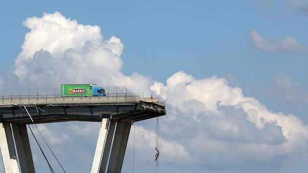 Ein Laster steht auf dem noch intakten Stück der Brücke Ein Laster steht auf dem noch intakten Stück der Brücke