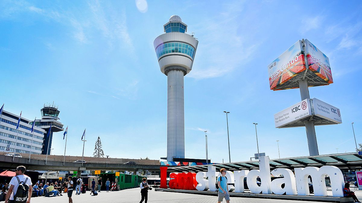 Desorden en aeropuerto de Schiphol por fallas de comunicación con tráfico aéreo