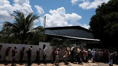 Miles de venezolanos emigran por la crisis