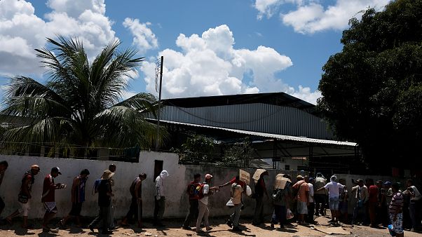 Miles de venezolanos emigran por la crisis Miles de venezolanos emigran por la crisis