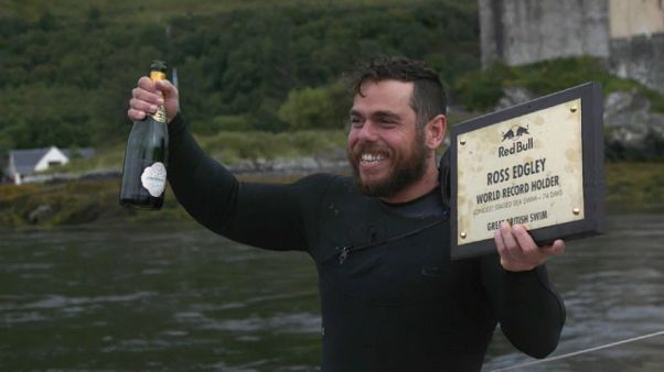 Un Britannique bat le record de la plus longue nage en mer Un Britannique bat le record de la plus longue nage en mer