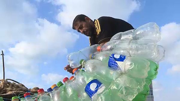 Gaza: la barca fatta con le bottiglie Gaza: la barca fatta con le bottiglie
