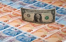 دولار أمريكي فوق أوراق نقدية فئة الليرة التركية