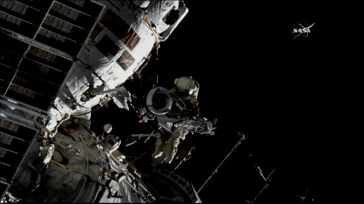 شاهد: رائد فضاء روسي يمشي على القشرة الأرضية في الفضاء