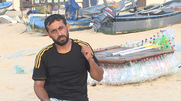 Pescador constrói embarcação a partir de garrafas de plástico abandonadas Pescador constrói embarcação a partir de garrafas de plástico abandonadas